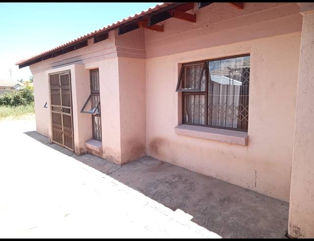 3 BEDROOM HOUSE FOR SALE IN MAHLAKO-A-PHAHLA GARDENS